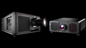 Due videoproiettori professionali. Un grande Barco QDX 4K45 ed un Panasonic PT-REQ12BEJ
